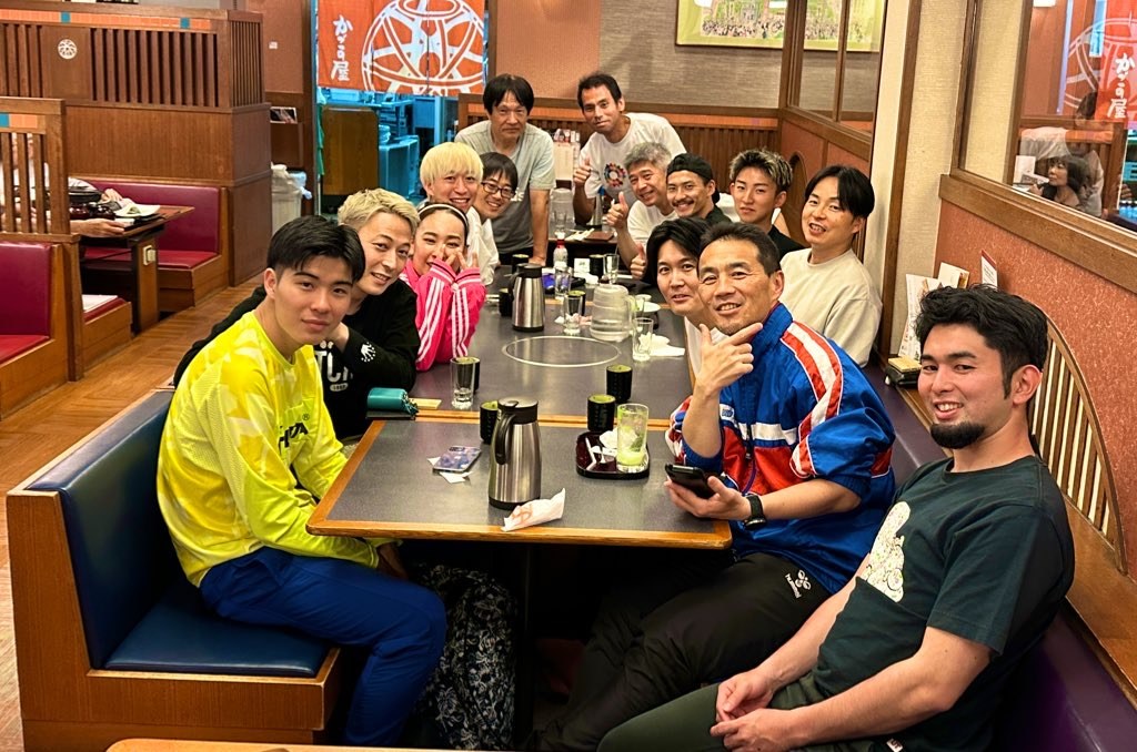 練習会後の食事会で交流するメンバー