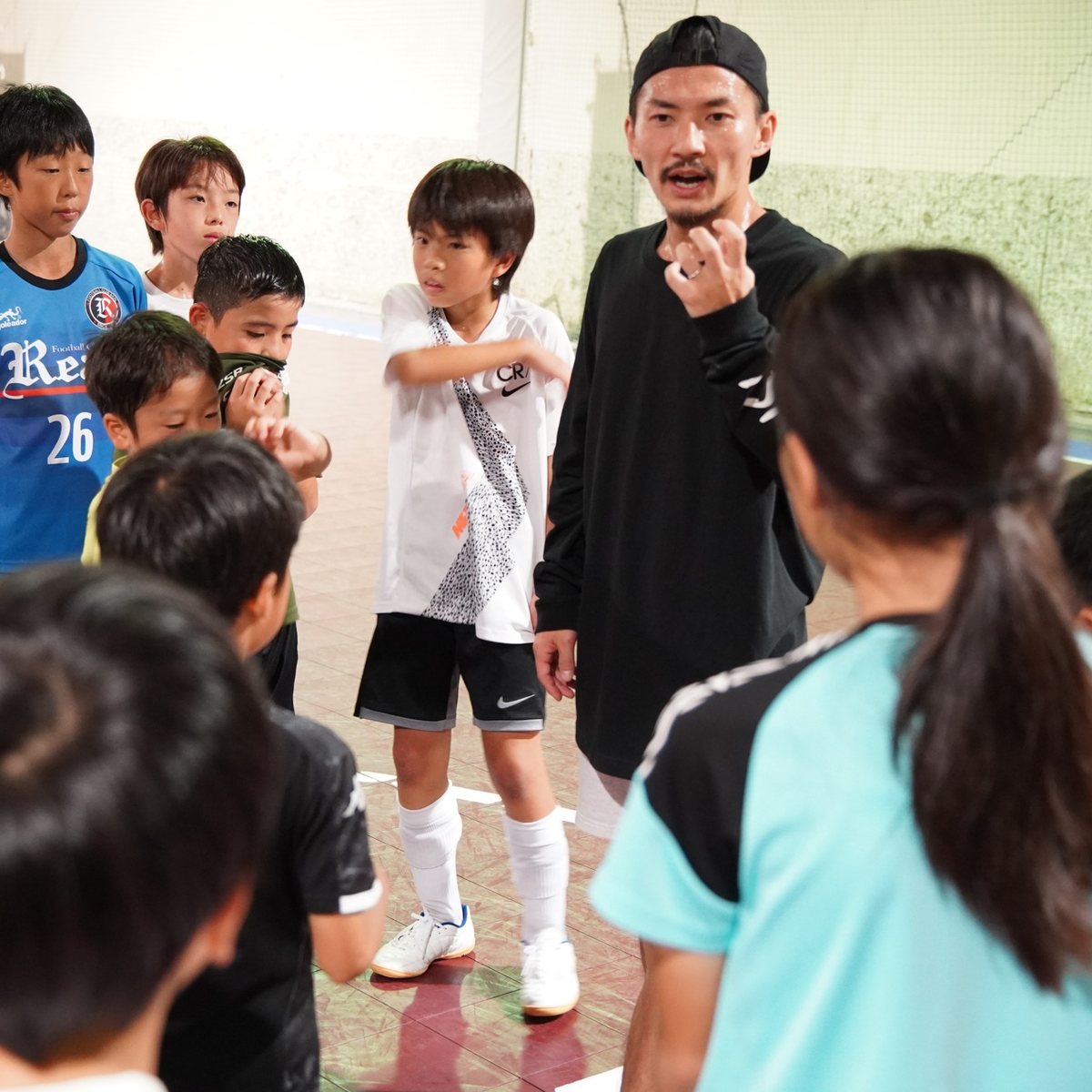 子ども向けクリニックで指導する石関聖