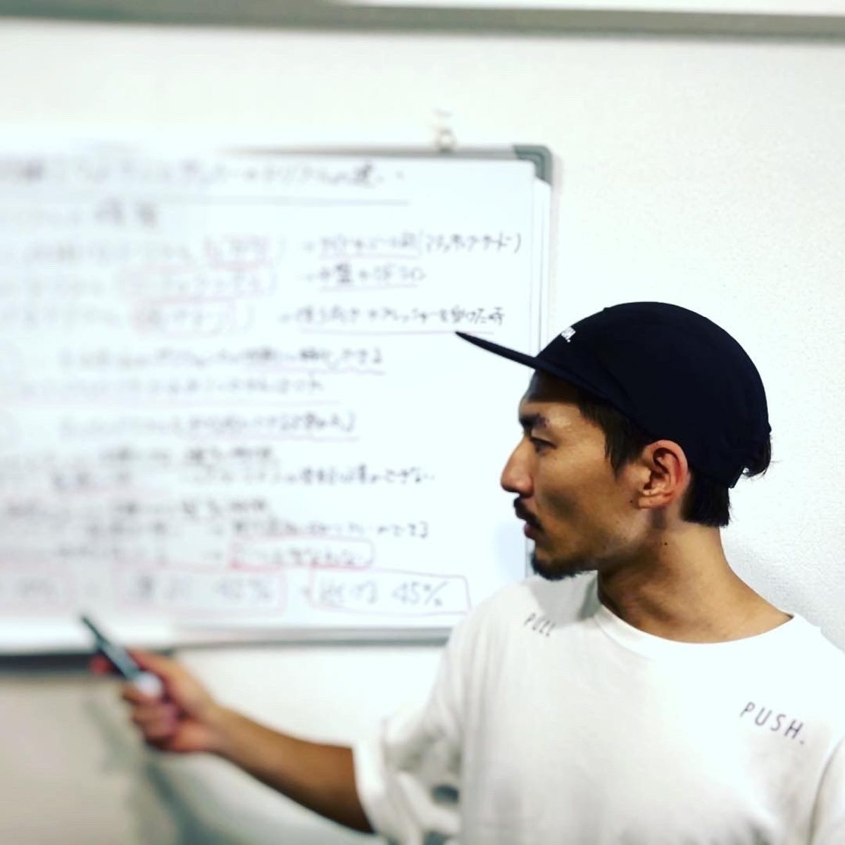 オンライン講座でホワイトボードを使って解説する石関聖
